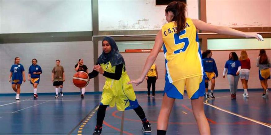 Μετά την αρχική απαγόρευση η 13χρονη Φατίμα μπορεί να παίζει με ειδική μπλούζα στους αγώνες