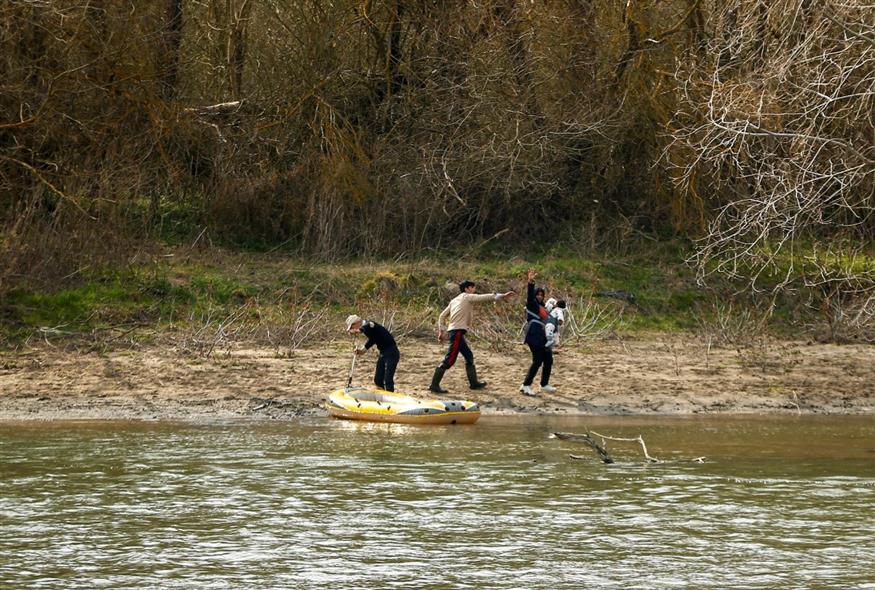 Μετανάστες στον ποταμό Έβρο/Ap Photos