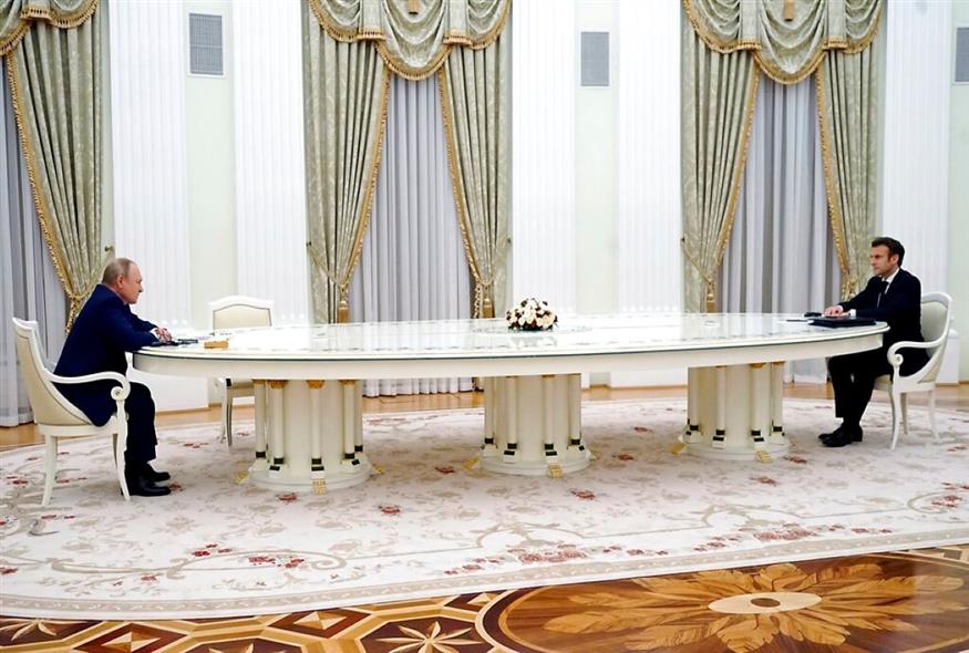 συνάντηση Μακρόν-Πούτιν στο Κρεμλίνο/AP