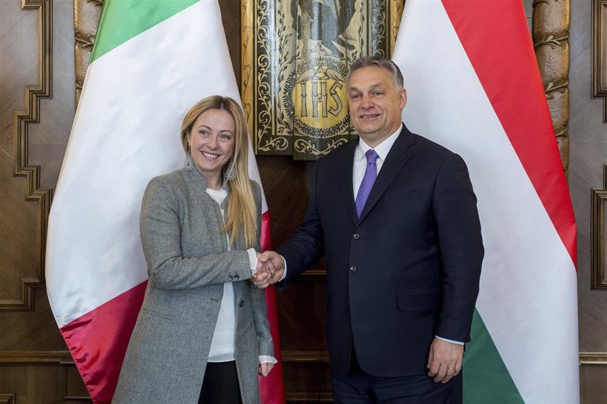 Ο Ούγγρος πρωθυπουργός Βίκτορ Όρμπαν με την ηγέτιδα της παράταξης Αδέλφια της Ιταλίας Τζόρτζια Μελόνι (Gergely Botar/Hungarian Prime Minister's Office/MTI via AP)