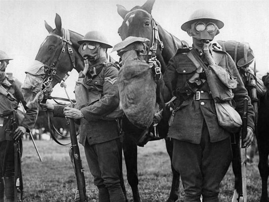 Άλογα και στρατιώτες στον Α Παγκόσμιο Πόλεμο περιμένοντας τα δηλητηριώδη αέρια...