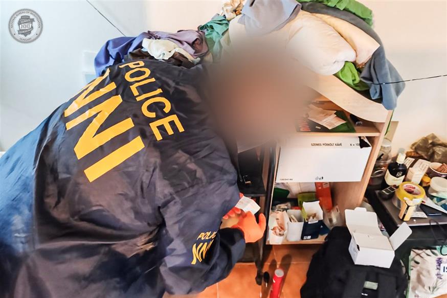 Καρέ - καρέ οι έρευνες στο σπίτι του 30χρονου κανιβάλου, στη Βουδαπέστη (police.hu) Καρέ - καρέ οι έρευνες στο σπίτι του 30χρονου κανιβάλου, στη Βουδαπέστη (police.hu)