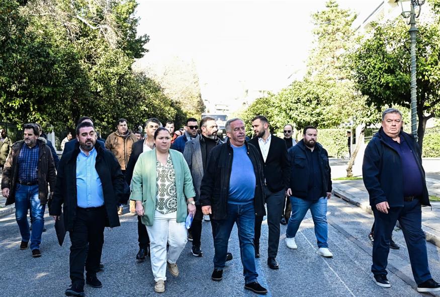 Αγρότες στο Μαξίμου (ΜΙΧΑΛΗΣ ΚΑΡΑΓΙΑΝΝΗΣ/EUROKINISSI) Αγρότες στο Μαξίμου (ΜΙΧΑΛΗΣ ΚΑΡΑΓΙΑΝΝΗΣ/EUROKINISSI)