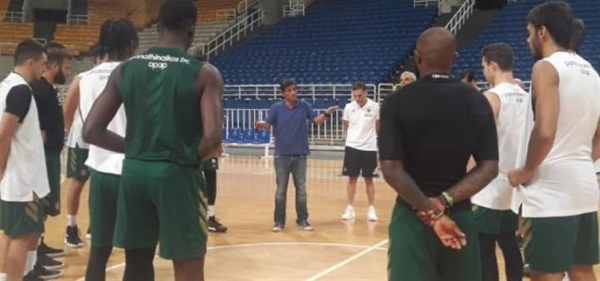 Ο Δημήτρης Γιαννακόπουλος μίλησε στους παίκτες και το προπονητικό τιμ του Παναθηναϊκού (Intime)
