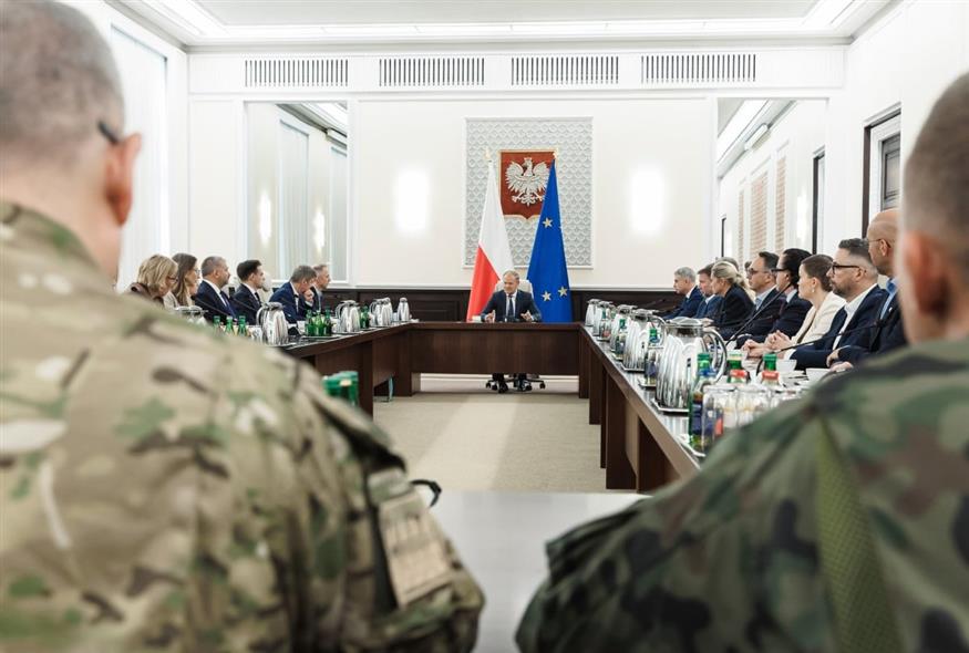 Έκτακτη σύσκεψη Τουσκ με υπουργούς και στρατό μετά τη ρωσική επίθεση με drones (Chancellery of the Prime Minister of Poland via AP)