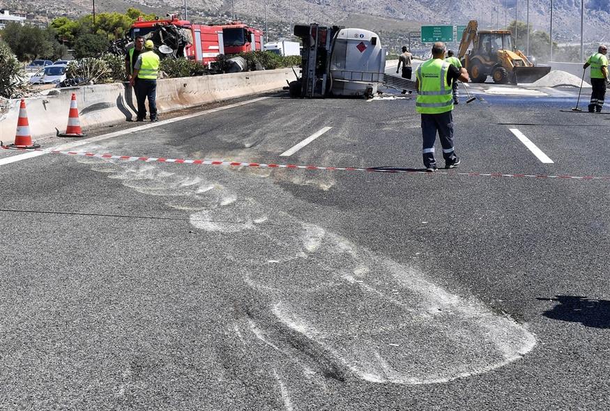 Ανατροοπή βυτιοφόρου στην Αθηνών-Κορίνθου  (ΒΑΣΙΛΗΣ ΨΩΜΑΣ / EUROKINISSI)