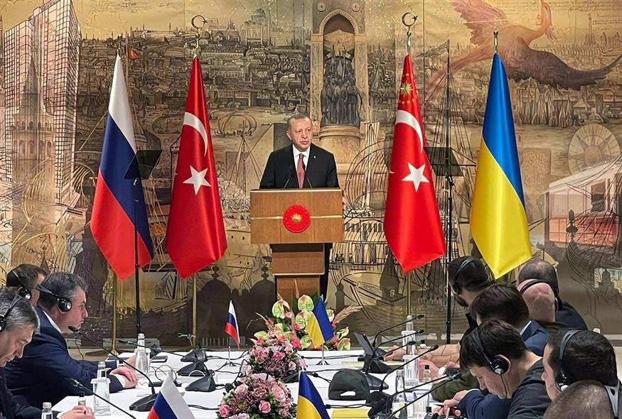 Ο Ρετζέπ Ταγίπ Ερντογάν υποδέχεται ουκρανούς και ρώσους διαπραγματευτές στην Κωνσταντινούπολη (Associated Press)