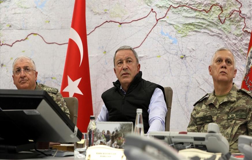 Ο Ακάρ (στο μέσο) με Τούρκους αξιωματικούς (Turkish Defence Ministry via AP, Pool)