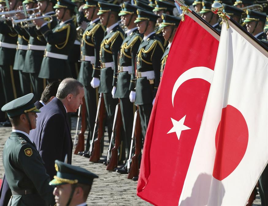 Ο Τούρκος Πρόεδρος μπροστά από την ιαπωνική και την τουρκική σημαία (AP Photo/Koji Sasahara)