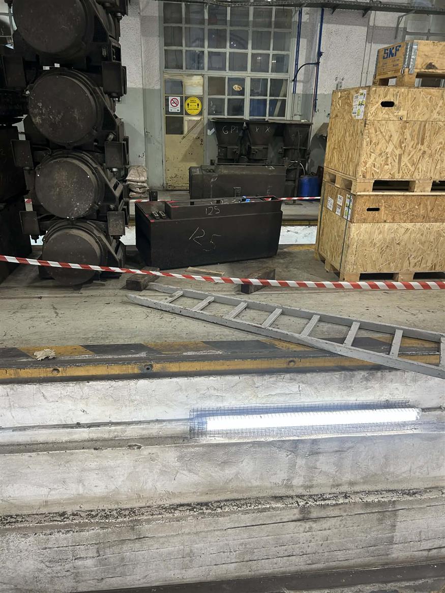 Η επισκευαστική βάση του Πειραιά όπου συχνά στοιβάζεται εξοπλισμός εκατοντάδων κιλών σε ακατάλληλους χώρους και το «μοιραίο» κιβώτιο