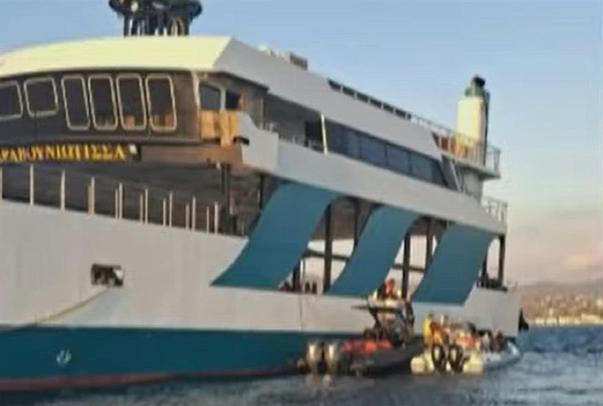 Προσάραξη φέρι μποτ ανοιχτά της Εύβοιας (Video Capture)