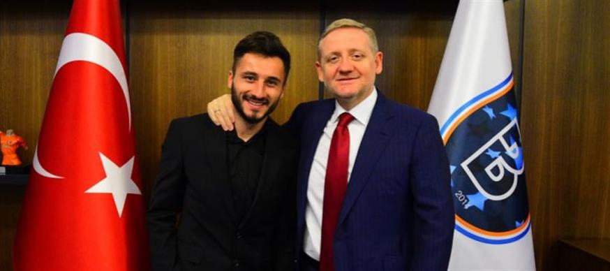 Ο Τσενκ Σαχίν (αριστερά) έγινε δεκτός με αγκαλιές και φιλοφρονήσεις από τον πρόεδρο της Μπασακσεχίρ και στενό φίλο του Ερντογάν (copyright: Basaksehir Istanbul)