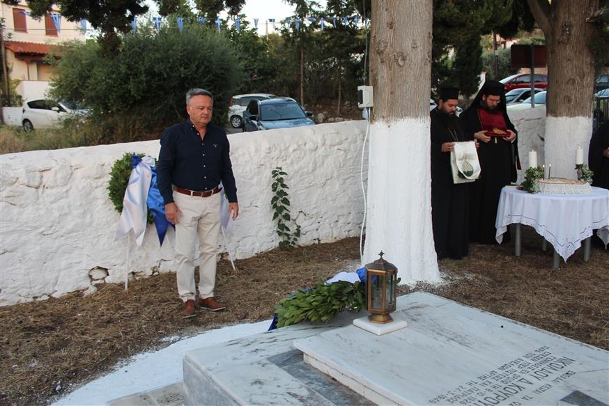 Ο δήμαρχος Ωρωπού Γιώργος Γιασημάκης κατέθεσε στεφάνι στο μνημείο των πεσόντων
