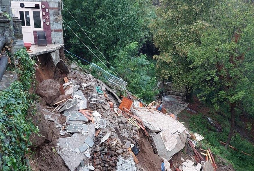 Σπίτια στο Μορφοβούνι χάθηκαν στη χαράδρα (Βάσω Ξηροφώτου - Facebook)