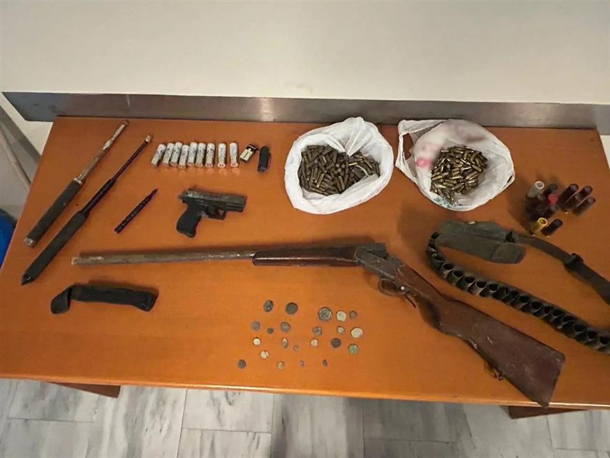 Όπλα που βρέθηκαν σε σπηλιά στα Βορίζια