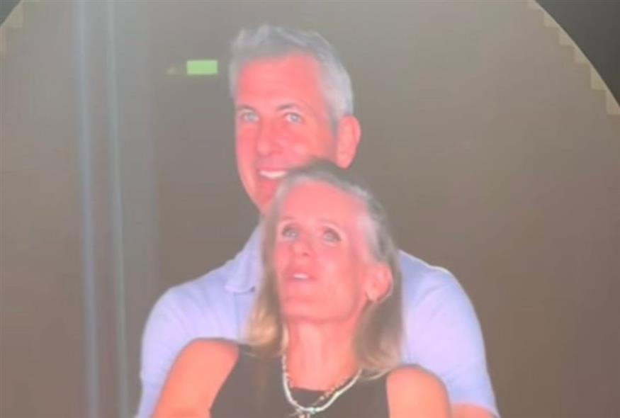 Coldplay - Kiss Cam (Copyright:X)