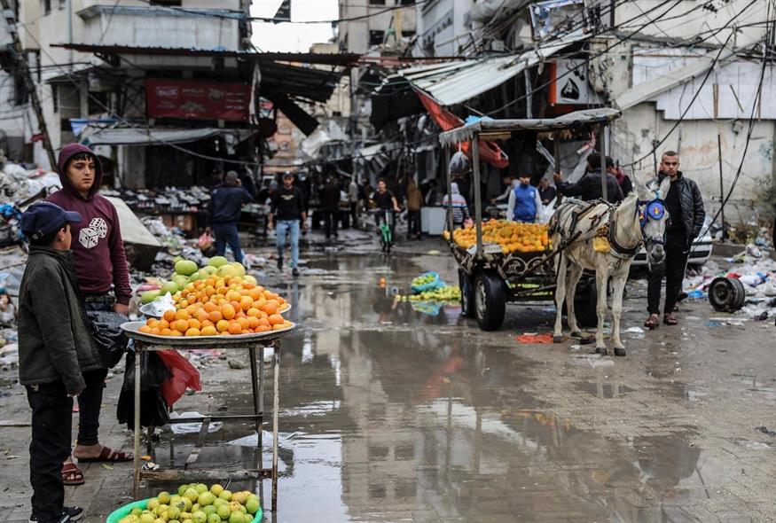Παιδιά πουλούν φρούτα στην πολιορκημένη Γάζα