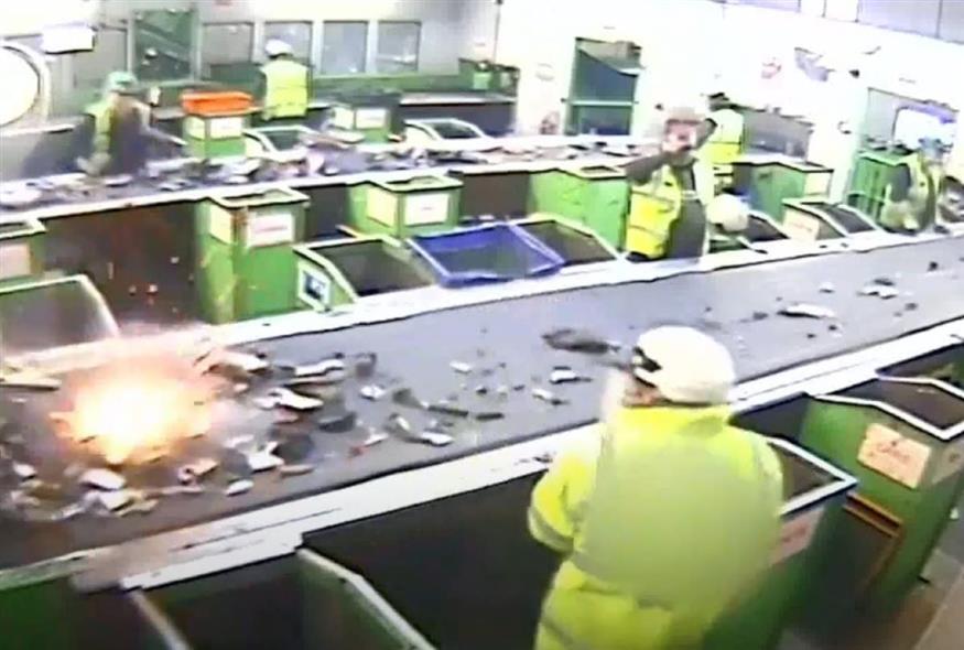Μπαταρίες «σκάνε» σε εργοστάσιο ανακύκλωσης/youtube