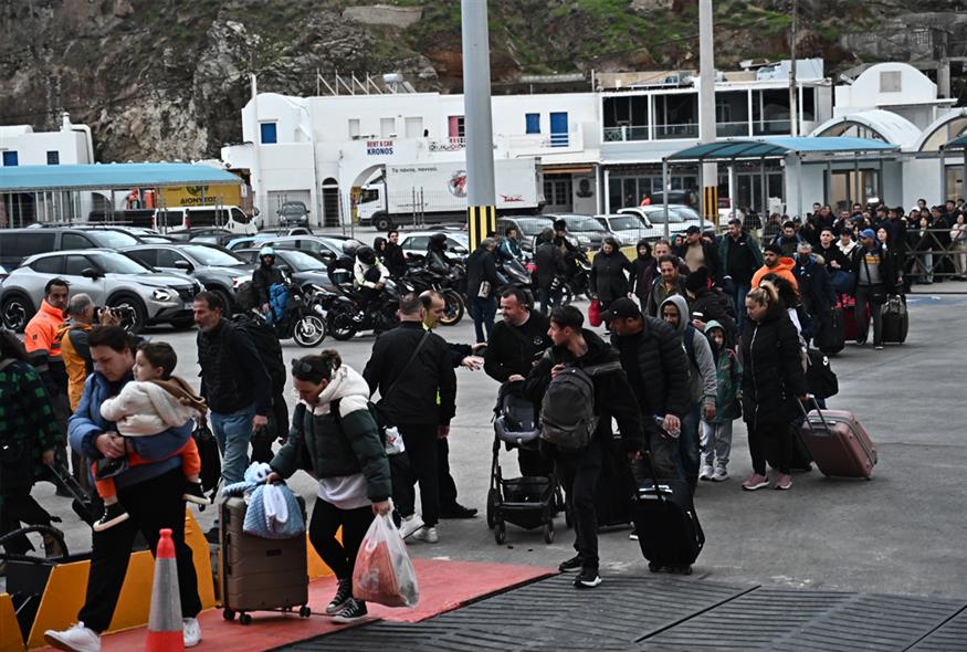 Συνεχίζεται η αναχώρηση του κόσμου από την Σαντορίνη εξαιτίας της έντονης σεισμικής δραστηριότητας (gallery)