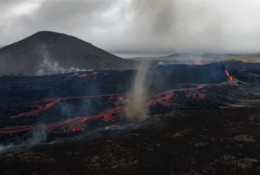 Η στιγμή της έκρηξης του πυροστρόβιλου πάνω από το ηφαίστειο (Video Capture)