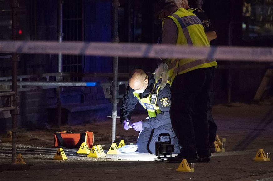 Αστυνομία στη Σουηδία συλλέγει κάλυκες (Johan Nilsson/TT News Agency via AP)