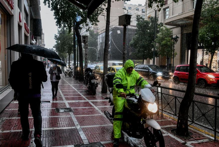 Στιγμιότυπο από έντονη βροχόπτωση στο κέντρο της Αθήνας/ΤΑΤΙΑΝΑ ΜΠΟΛΑΡΗ/EUROKINISSI