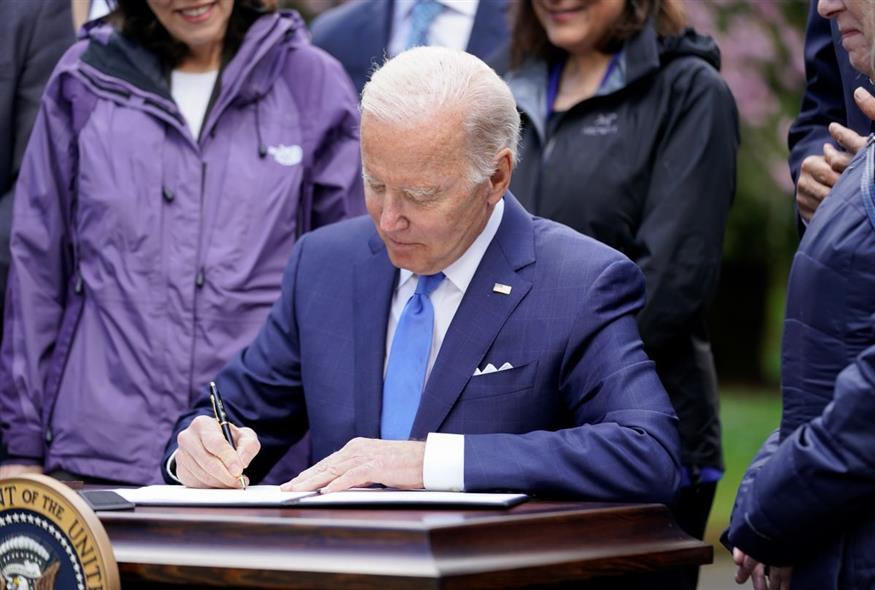 Ο πρόεδρος των ΗΠΑ υπογράφει (AP Photo/Andrew Harnik)