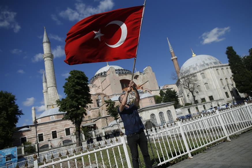 Η τουρκική σημαία κυματίζει με φόντο την Αγία Σοφία (AP Photo/Emrah Gurel)