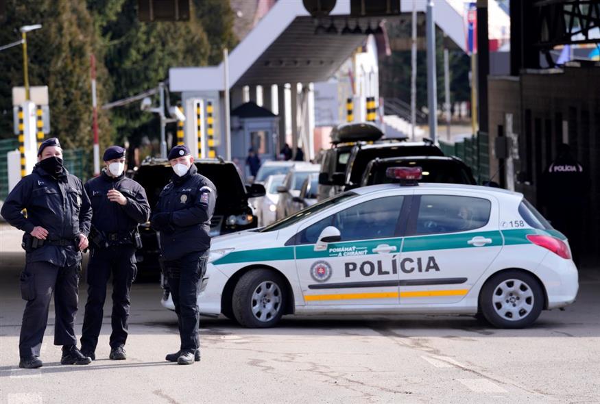 Αστυνομία στη Σλοβακία (AP Photo/Darko Vojinovic)