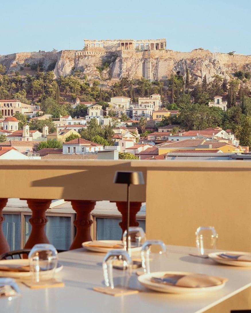 Η θέα στην Ακρόπολη από την ταράτσα του Liystor