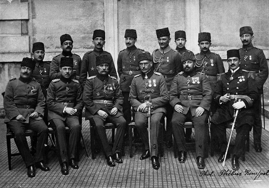 Ο φον Σάντερς στη μέση έχοντας πλάι του (δεξιά του) τον Εσάτ Πασά. Πίσω αριστερά εικονίζεται ο Ισμέτ Μπέη μετέπειτα Ινονού- Πρόεδρος και Πρωθυπουργός της Τουρκίας.