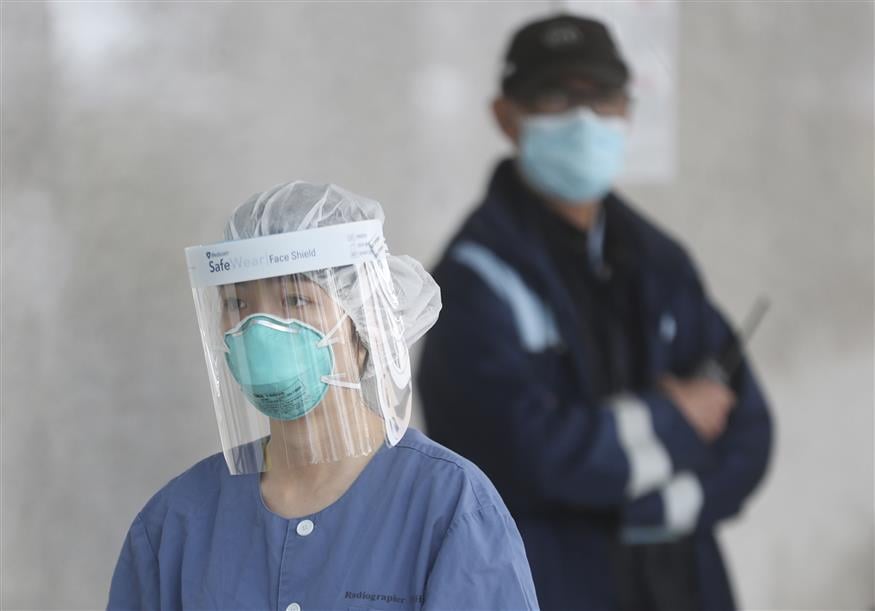 Νοσηλευτικό προσωπικό φορά μάσκα για τον κοροναϊό/(AP Photo/Achmad Ibrahim)
