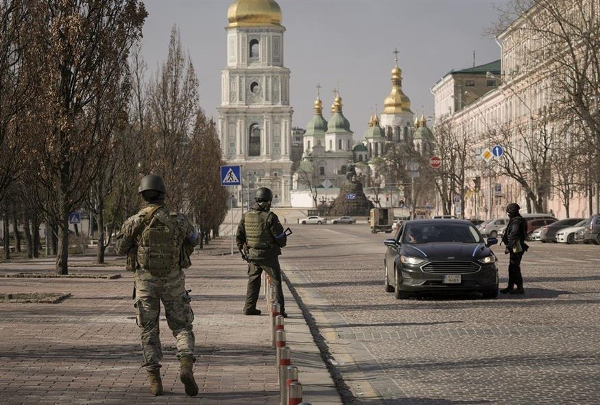 Στρατιωτικός έλεγχος σε διερχόμενα αυτοκίνητα στο Κίεβο (Assοciated Press)