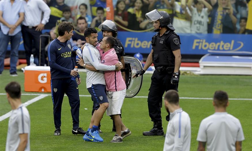 Τα όσα έγιναν εντός αγωνιστικού χώρου δεν θύμιζαν ματς ποδοσφαίρου (AP Photo/Natacha Pisarenko)