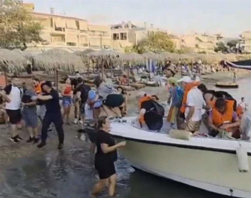 Αποβίβαση επιβατών του φέρι μποτ που έπεσε σε ξέρα στην ακτή (eviaonline.gr)