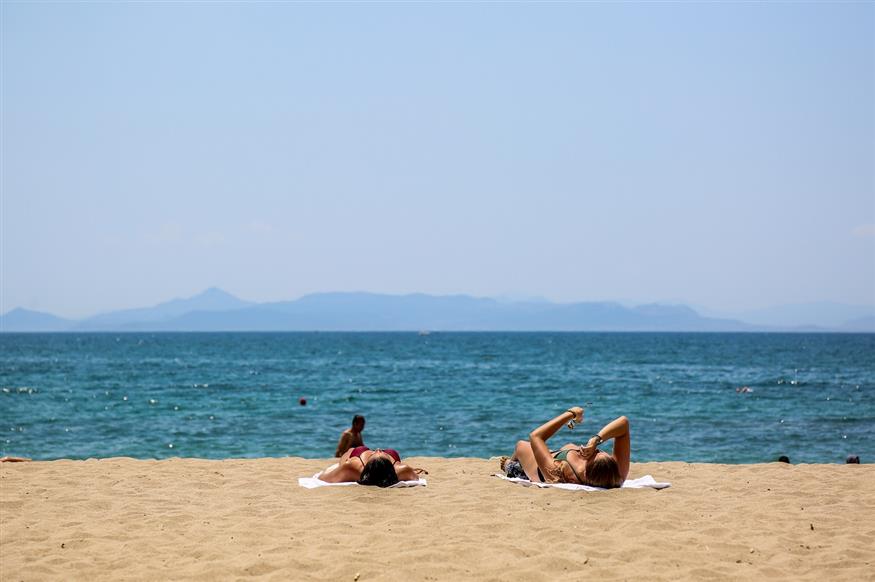 Ήλιος, θάλασσα, ηλιοθεραπεία. Το καλοκαίρι είναι εδώ - μαζί τις σχετικές απαγορεύσεις (EUROKINISSI/ΓΙΩΡΓΣΟ ΣΤΕΡΓΙΟΠΟΥΛΟΣ)