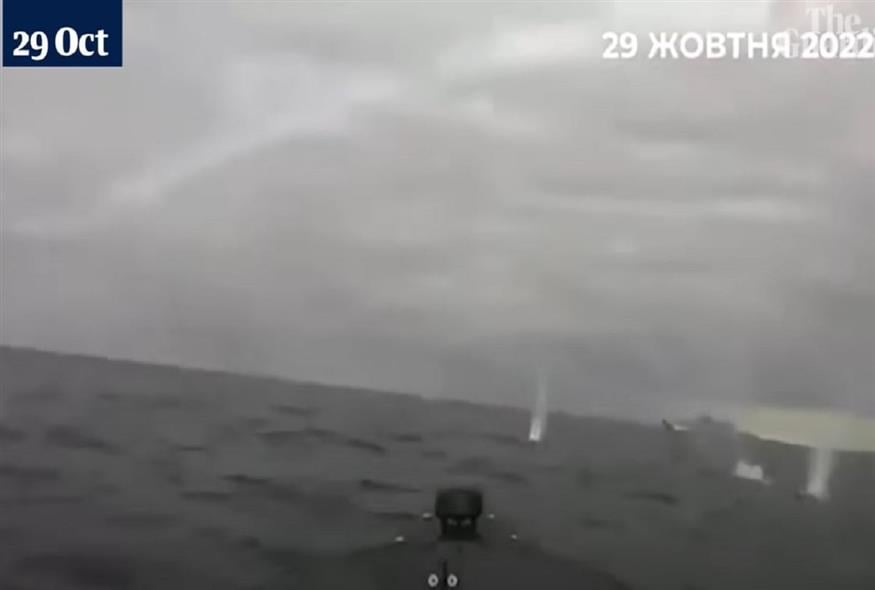 Ουκρανικό χτύπημα σε ρωσική ναυαρχίδα (Πηγή: Guardian)