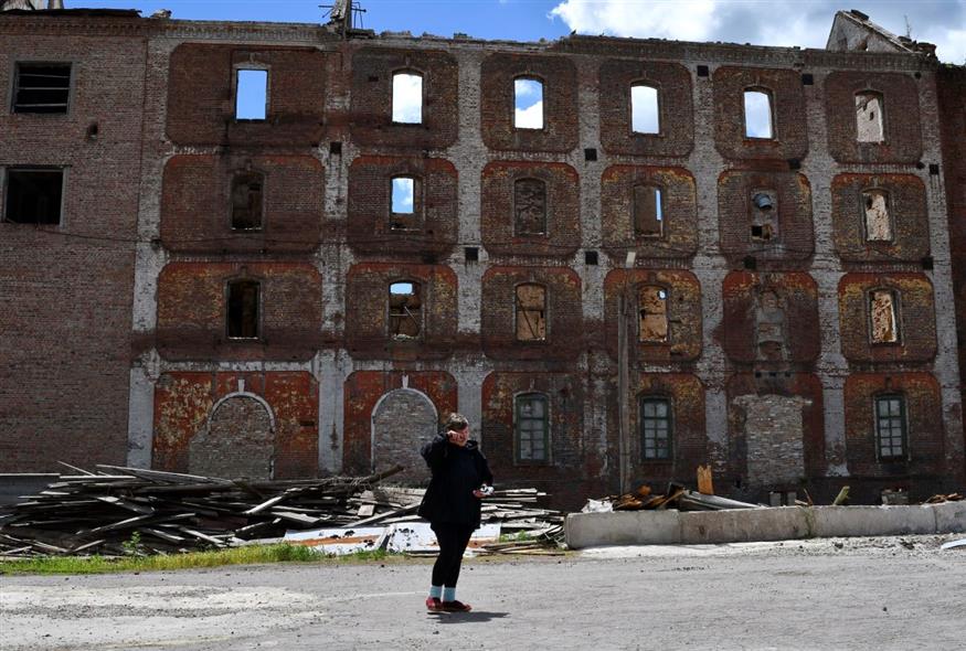 Κατεστραμμένο κτίριο από ρωσικούς βομβαρδισμούς στο χωριό Niu-York, στην περιοχή του Ντονέτσκ (AP Photo/Andriy Andriyenko)