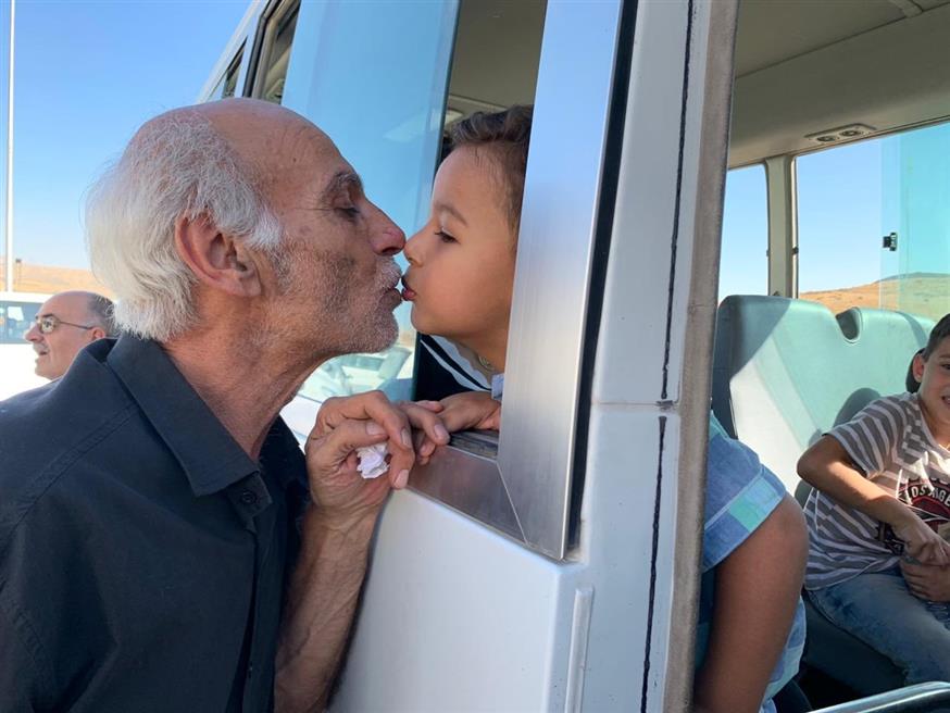 Παππούς αποχαιρετά το εγγόνι του στη Συρία/Daniel Estrin Twitter