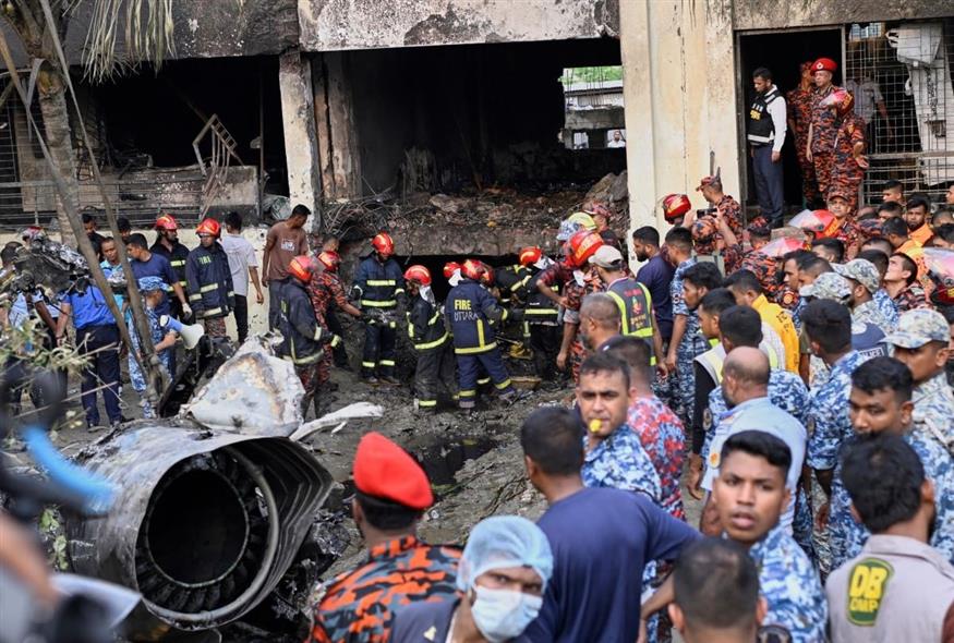 Συντριβή αεροσκάφους στο Μπαγκλαντές (Associated Press)