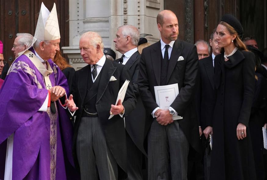 Βασιλιάς Κάρολος - Πρίγκιπας Ουίλιαμ - Κέιτ Μίντλετον (AP)