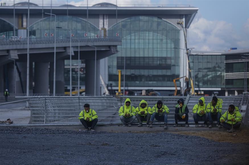 Τούρκοι εργάτες με φόντο το -υπό κατασκευή- νέο αεροδρόμιο της Τουρκίας (AP Photo/Emrah Gurel, File)
