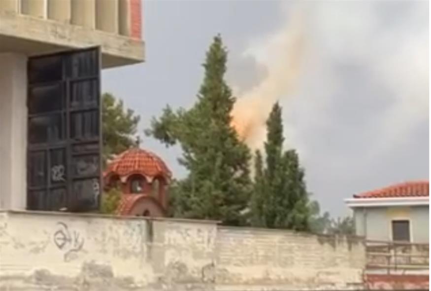 Φωτιά σε δέντρο στην Κοζάνη από κεραυνό