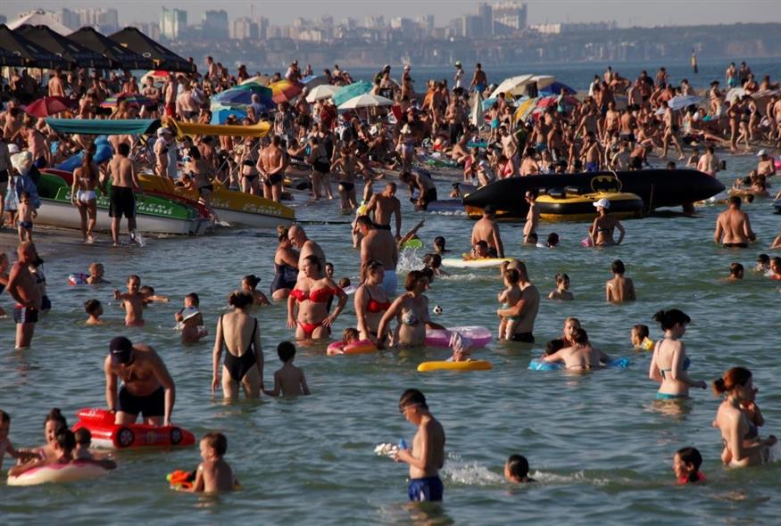 Πολίτες κάνουν μπάνιο σε παραλία της Οδησσού (φωτογραφία αρχείου - Associated Press)