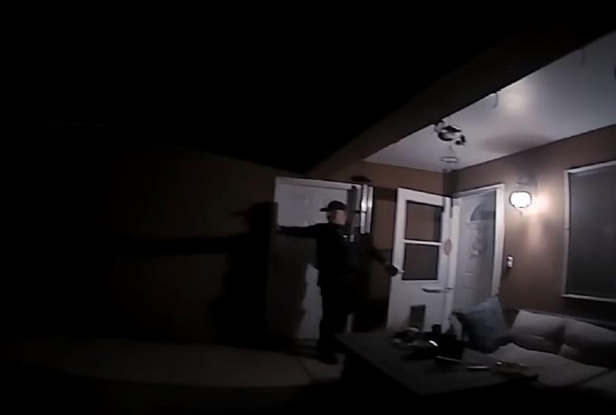 Ο αστυνομικός με το όπλο στο χέρι (Screengrab/Youtube)