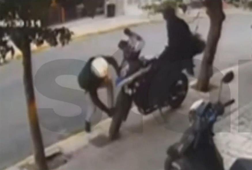 Βίντεο - ντοκουμέντο από την κλοπή μηχανής μέσα σε μερικά λεπτά στην Αθήνα (Video Capture)