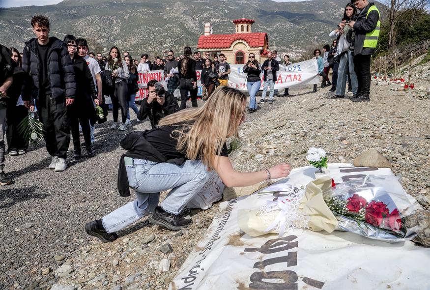 Τέμπη: Φοιτητές με λουλούδια απέτισαν φόρο τιμής στα θύματα (gallery)