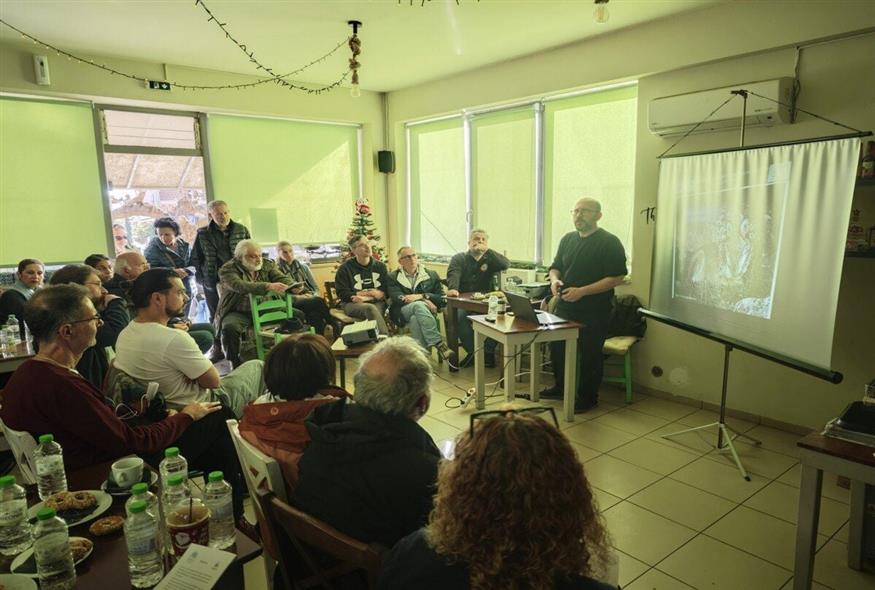 Μέλη της Καλλιστώ και του ΟΦΥΠΕΚΑ ενημερώνουν τους κατοίκους της Ιπποκρατείου Πολιτείας στην πλατεία των Αφιδνών / Φωτογραφία Κώστας Ασημακόπουλος για το ethnos.gr