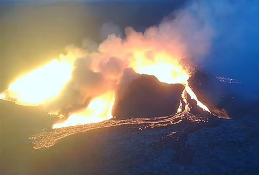 Συγκλονίζει η στιγμή που καταρρέει κρατήρας στο ηφαίστειο της Ισλανδίας (Screenshot)