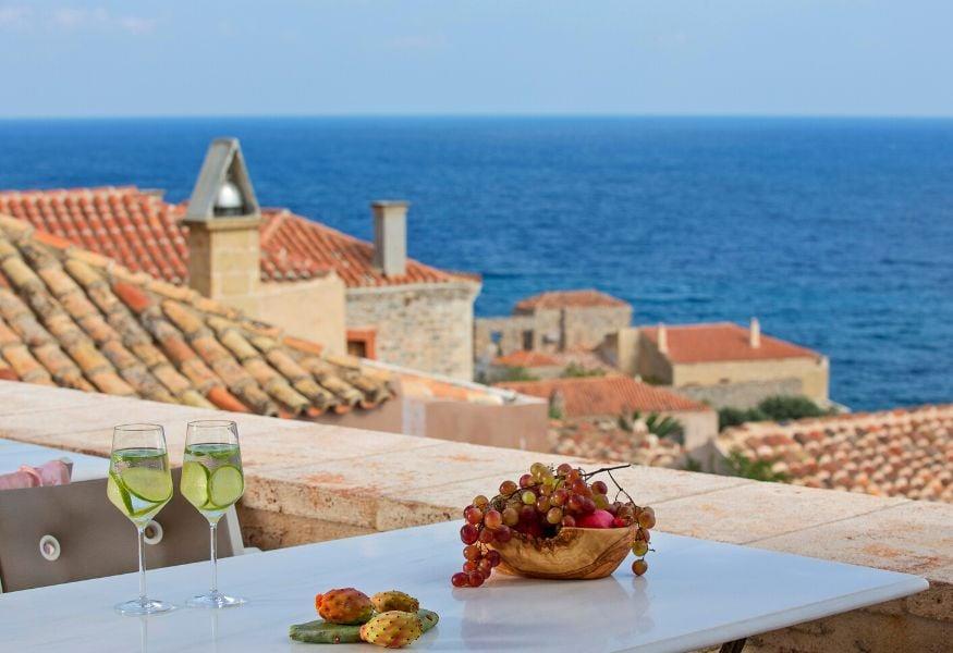 Η βεράντα του εστιατορίου «Χρυσόβουλο» έχει καταπληκτική θέα στην καστροπολιτεία και τη θάλασσα | Εικόνα: chrisovoulo.gr